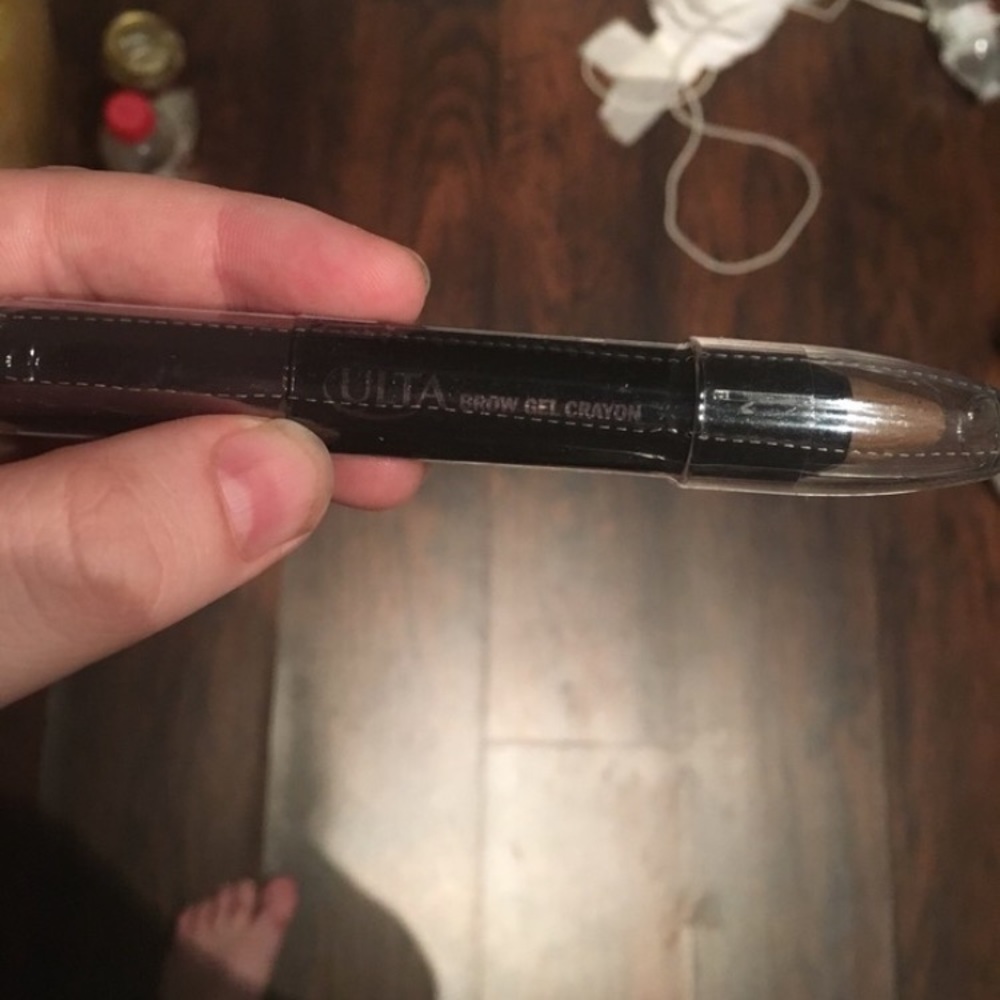 New brow crayon